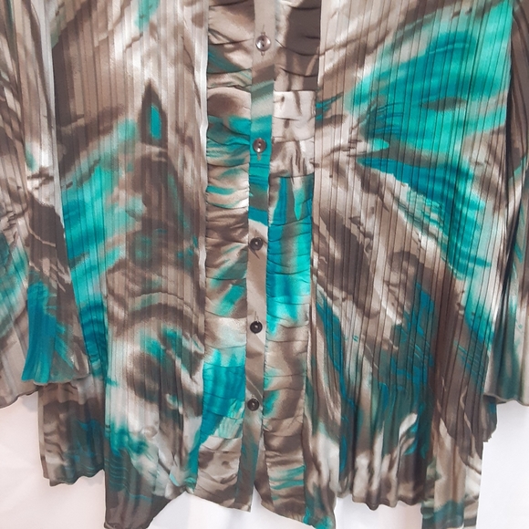 Signature by Larry Levine Woman Grey Pleated Crepe Tulip Sleeve Blouse  Size 2X. - Picture 10 of 11